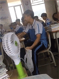 搞笑GIF动图：喝了这杯酒，我们是兄弟！喝完这桶来生再做兄弟