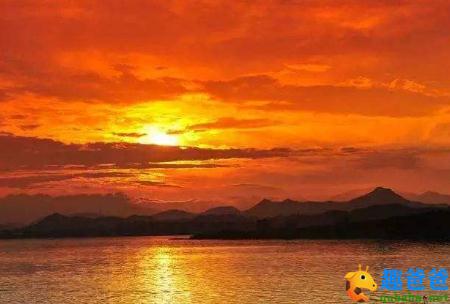 青山依旧在几度夕阳红