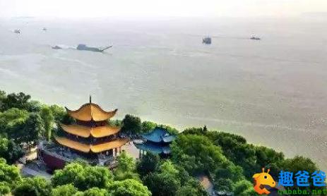 吴楚东南坼 乾坤日夜浮