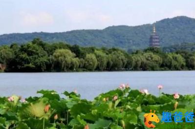 毕竟西湖六月中，风光不与四时同