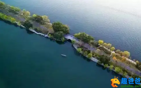 孤山寺北贾亭西，水面初平云脚低