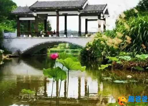 兰舟斜缆垂扬下，只宜辅枕簟向凉亭披襟散发