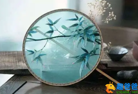 团扇不摇风自举，盈盈翠竹，纤纤白苎，不受些儿暑