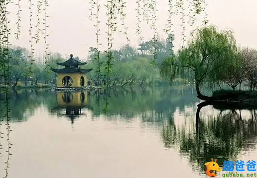 水际轻烟，沙边微雨。荷花芳草垂杨渡